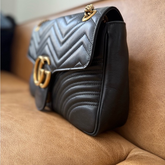 LIKE NEW: Classic Gucci Marmont shoulder bag (Medium) - Picture 2 of 10